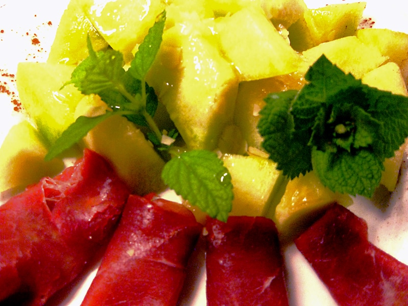 Rezept: Melonen Salat mit Rohschinken, Minze und Lemon-Honig Dressing